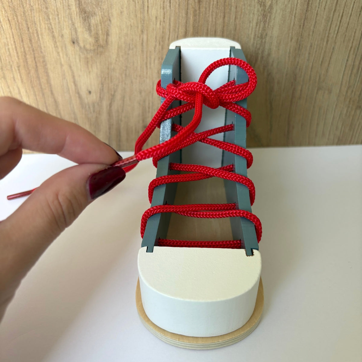 smallfoot-chaussure-en-bois-lacer-jeu-apprentissage image 4
