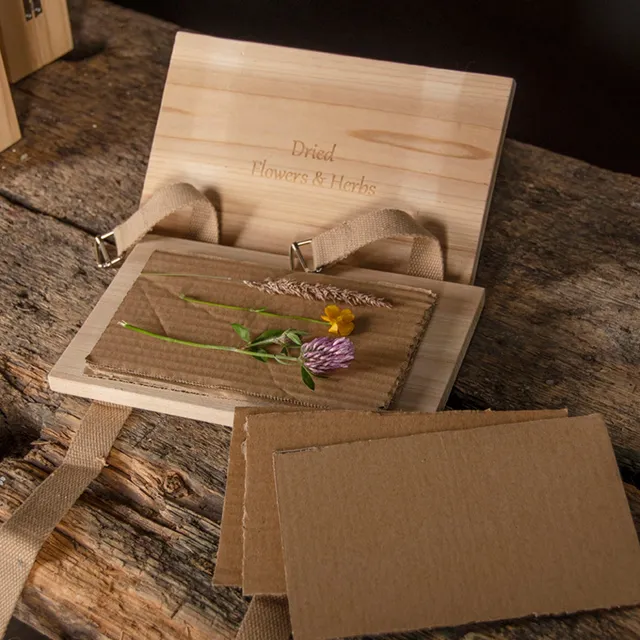 esschert-design-presse-fleurs-et-herbes-bois-cordes image 1